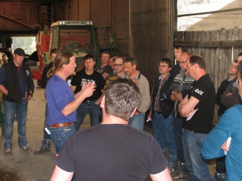 Bild 5: Diskussion der Teilnehmer mit Herr Kösler auf dem Praxisbetrieb beim Workshop Klauengesundheit am 03. April 2014 in Kißlegg